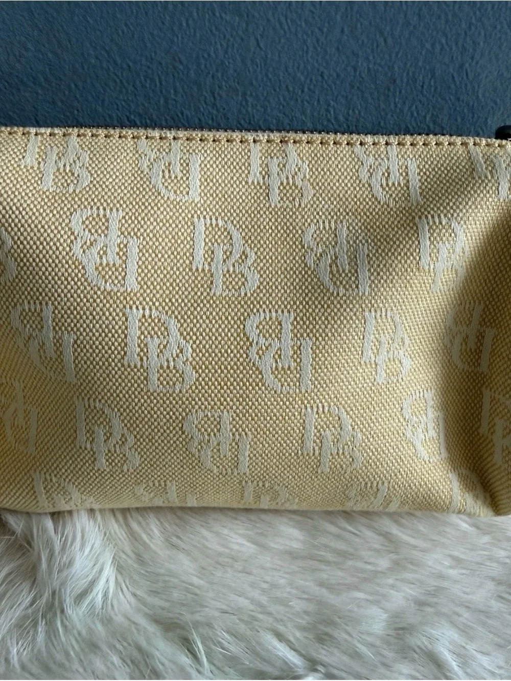 Dooney & Bourke 8”w dooney canvas